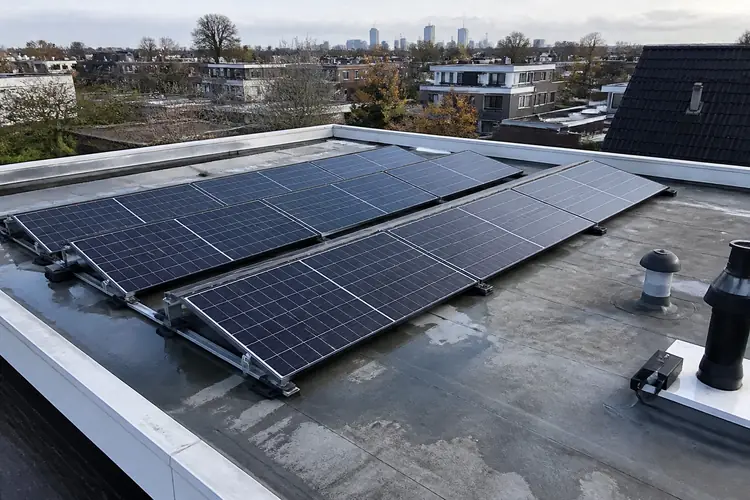 Zonnepanelen op plat dak